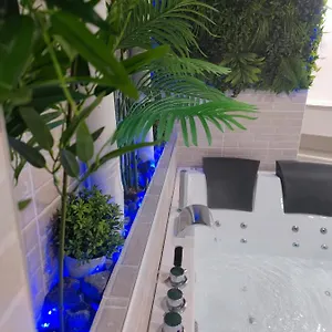 https://espectacular-apartamento-con-spa-privado.catalonia-hotels.com